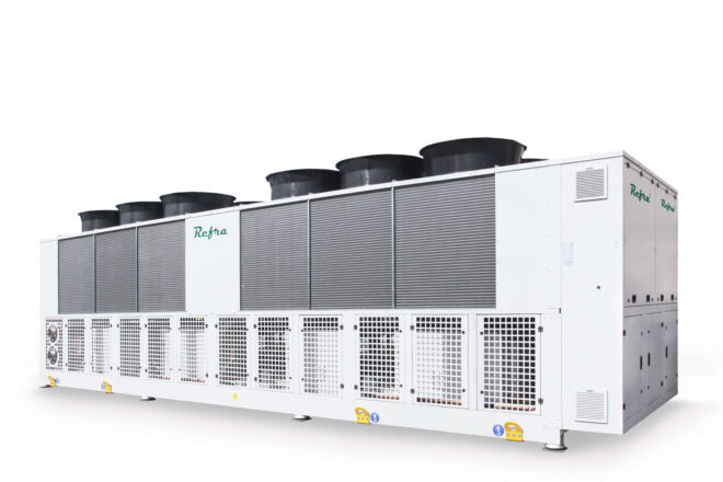 Air cooled chiller Glacio manufactured by Refra from the right side