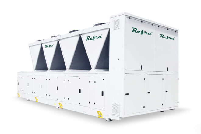 Air cooled propane chillers Galaxy Quad with half box manufactured by Refra from the right side